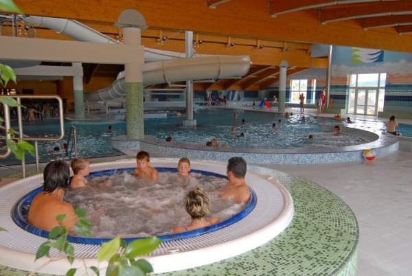 I v zimě je možné si jít zaplavat do místního aqauparku, nebo si zajít do sauny