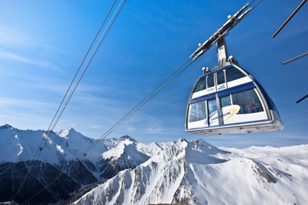 Na vrchol Alp Trida Sattel vás vyveze do výšky 2488 metrů nad mořem první dvoupatrové kabině na světě