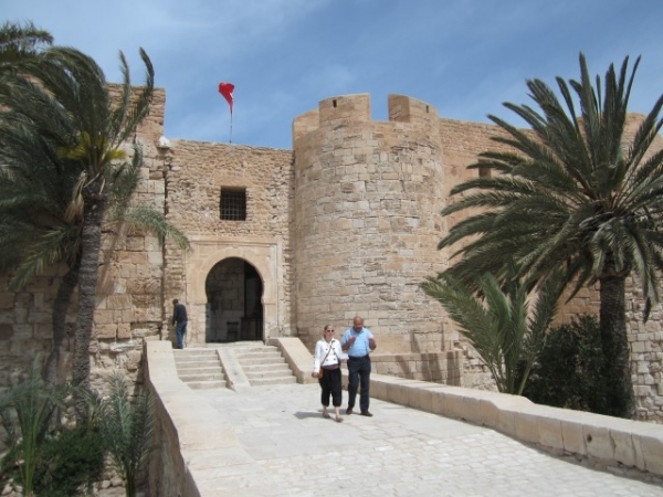 Houmt Souku dominuje stará arabská pevnost Borj Ghazi Mustapha z 15. století, která střeží přístav