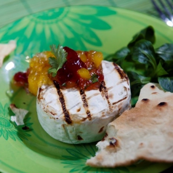 Grilovaný hermelín podávaný s mango-brusinkovým chutney a koriandrem