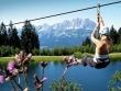 V Hornparku si vyzkoušíte Flying Fox, tedy jízdu na laně, kdy budete zavěšeni na kladce a ujedete 210 metrů nad jezerem Bergsee