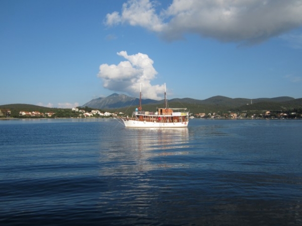Mila Majka je dřevěná loď z roku 1962. Původně vozila písek, ale v 80. letech byla přestavěna k pohodlí turistům.