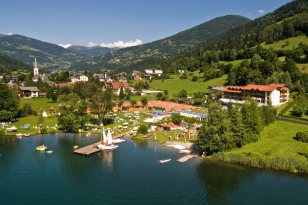 Hotel Brennseehof nabízí sportovní vyžití jak na jezeru, tak v bazénu nebo na tenisových kurtech