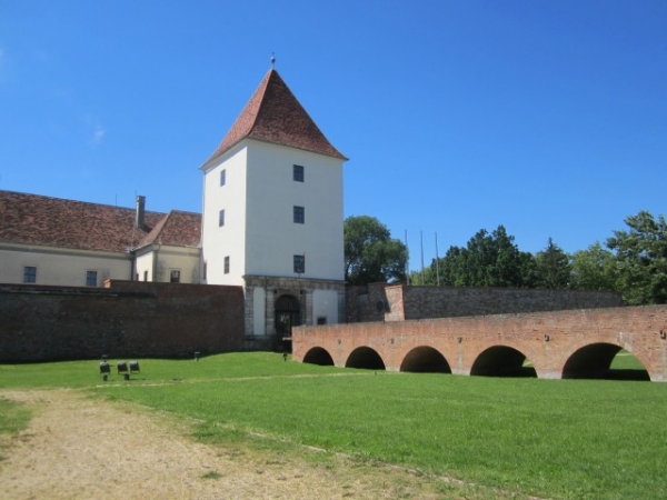 Symbolem města Sárvár, což v překladu znamená blátivý hrad, se stal renesanční hrádek Nádasdy vár