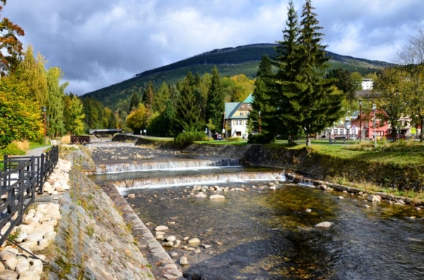 Špindlerovým Mlýnem protéká Labe, přičemž oblíbená turistická trasa vede po hřebenech k jeho prameni