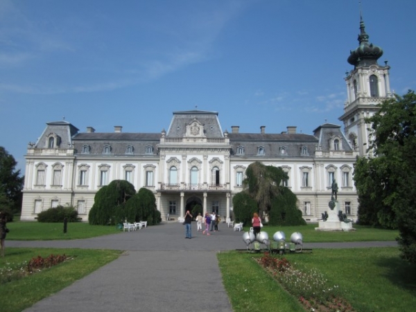 K zámku Keszthely náleží nádherný anglický park s vodotryskem