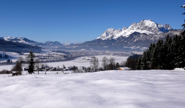 Ve slunném údolí pod horou Kitzbüheler Horn leží poklidný St. Johann in Tirol. Vesnice je sice jen 10 kilometrů vzdálená od světoznámého Kitzbühelu, ale i ona má lyžařům co nabídnout.