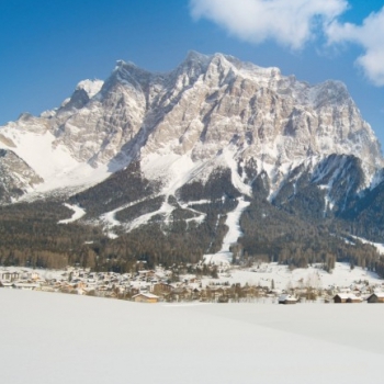 Majestátní masiv Zugspitze střeží rakouské vesničky Lermoos, Ehrwald, Bichlbach, Biberwier a Berwang