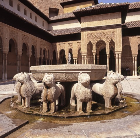 Mezi nejobdivovanější místa Alhambry patří Palazio Nazaries se Lvím sálem, který obývaly slečny z harému