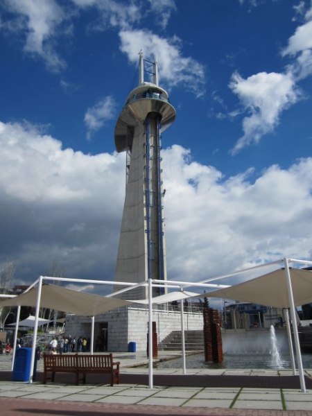 Určitě se vyvezte v muzeu věd Parque de las ciencias na vyhlídkovou věž, odkud budete mít celé město jako na dlani včetně vrcholků Sierry Nevady