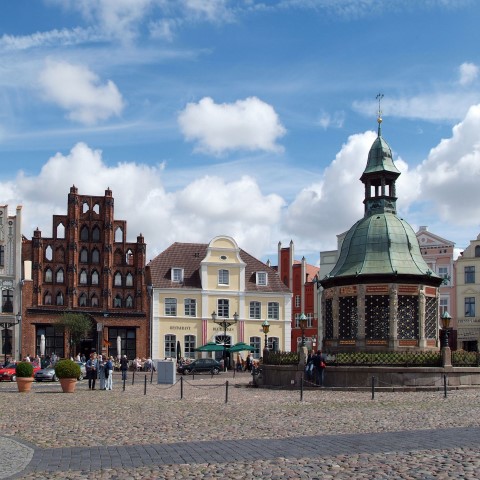 Prohlídku historického centra města začněte na náměstí Markt, které se se svou rozlohou 100x100 metrů řadí mezi největší tržní náměstí severního Německa. Mezi domy na Marktu si všimněte především nejstaršího měšťanského domu Alter Swede z roku 1380.
