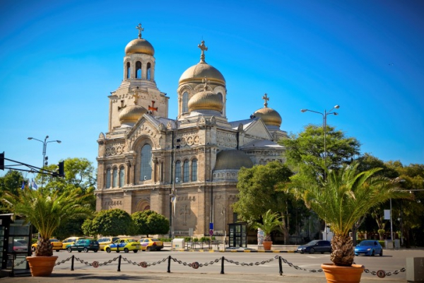 Dominantou katedrály Nanebevzetí Panny Marie jsou zlacené kopule, které připomínají pravoslavnou katedrálu v Petrohradu