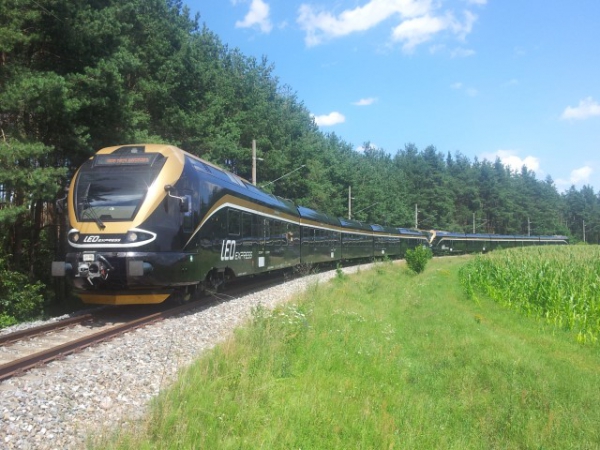 Vlak LEO Express má hliníkovou konstrukci, a proto po kolejích nedrncá