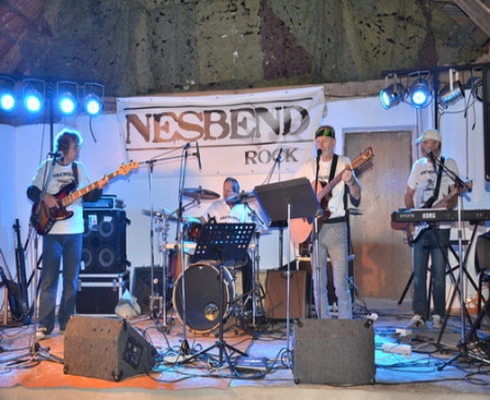  Členové skupiny Orchidea v akci: František Nebesař (kytara), zpěv, Jan Král (basová kytara), Jaroslav Křiklava (bicí) a oslavenec Vladimír Vesecký (kytara).