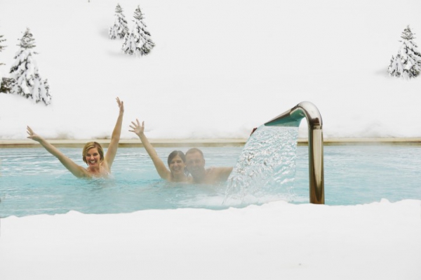 O ozdravné uvolnění po zimních sportech se postarají wellness procedury v místních hotelech a také vodní svět Aquarena v Kötschach-Mauthen