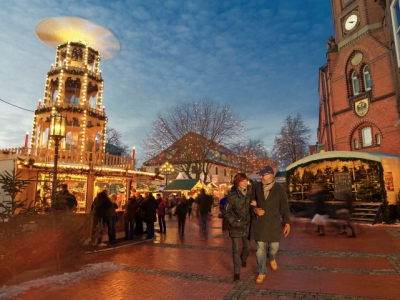 Vánoční pyramida na trhu u radnice v Hamburku upoutá pozornost každého návštěvníka