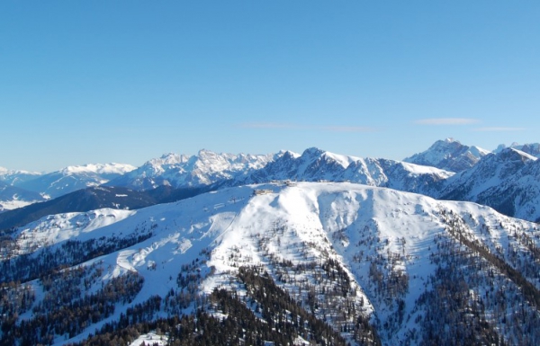 Zaoblený Kronplatz svírají špičaté vrcholky Dolomit a hlavní alpský hřeben