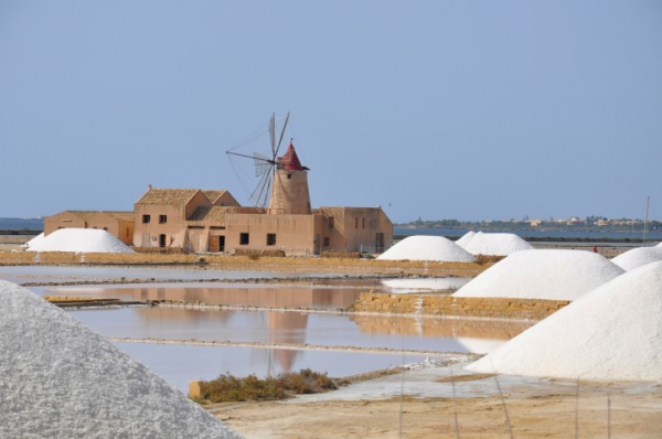 V Trapani získávají mořskou sůl vysycháním vody v nádržích