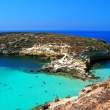 Tyrkysová voda na Sicílii mnohdy připomíná Karibik