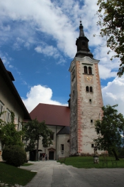 kostel-se-zvonem-splnenych-prani-na-ostruvku-uprostred-slovinskeho-jezer... 15558
