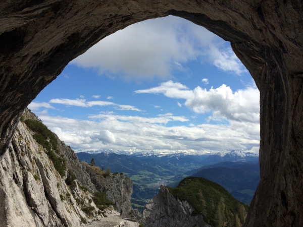 vyhled-od-ledovych-jeskyni-eisriesenwelt-na-masiv-rakouskych-alp. 15557